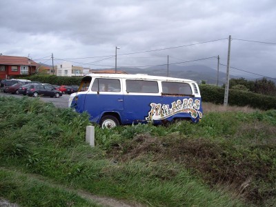 Den hab ich 2008 irgendwo an der Spanischen Atlantikküste gesehen. Der hat wohl als Werbe und Sitztgelgenheit einer Örtlichen Bar gedient. Der Fußboden war mit Mosaikfließen ausgelegt. Hab ich vorher auch noch nie gesehen.