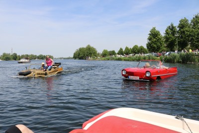 Amphicar und VW161 im Wasser