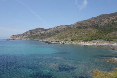 Küste mit klarem Wasser bei Centuri, das hauptsächlich vom Langustenfang lebt