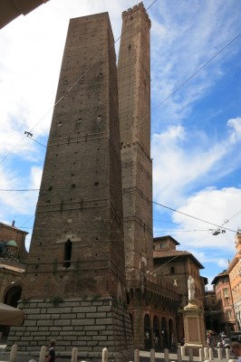 Das Wahrzeichen von Bologna &quot;die zwei Türme&quot;<br />Einer davon ist sogar noch schiefer als der Turm von Pisa.