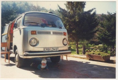 vw 003a.jpg (185.2 KiB) 5067 mal betrachtet Papa schnibbelt ein Loch in's Dach. Der Junior kümmert sich derweil um den Unterboden.