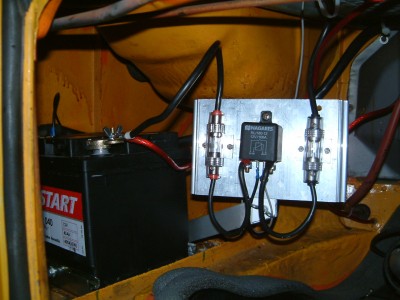 endlich habe ich mir die Arbeit gemacht und eine 2te Batterie mit Trennrelais eingebaut