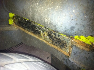 IMG_1238.jpg (1.09 MiB) 2755 mal betrachtet Aufgeschraubtes Blech im Radlauf vorne links versteckt unter Silicon und U-Schutz, allerdings nach all den Jahren ohne Rostprogress!