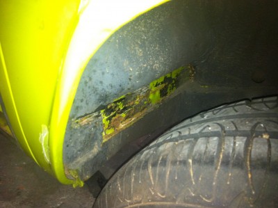 IMG_1233.jpg (1.01 MiB) 2755 mal betrachtet vorne rechts war ein dünnes Cola Blech ausgerollt aufgeklebt und mit U-Schutz und Dichtmasse verschmiert. Allerdings darunter kein Rostfortschritt