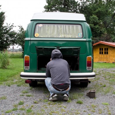 Warum ist es hier so dunkel und was ist das eigentlich für ein Ding im Kofferraum? Kolja beim Telefonat mit seinem Busretter, vielen Dank auch an dieser Stelle für deine Zeit!