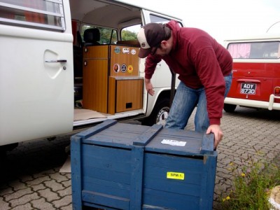 Kiste mit Motor im Austausch
