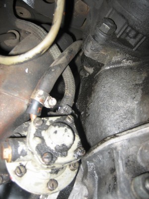 Pumpe mit Kabel vom Tank und Kabel in den Motorraum