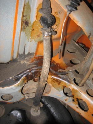 Schlauch vom Bremskraftverstärker zum Motorraum