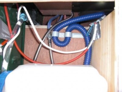 Siphon und Elektrokabel