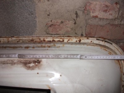 355mm nach hinten horizontal gemessen gegen ein an der Regenrinne hinten senkrecht angestelltes Brett