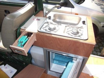 Schublade, Wasserfach und Kühlschrank offen