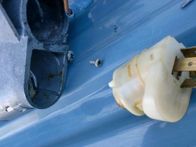 am ausgebauten Schalter erkennt man die Nuten der Klemmen- da mit einem kleinen Schraubendreher reindrücken und vorsichtig öffnen.