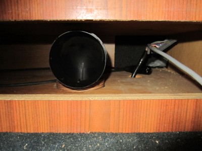 Kühlschrank wieder an Ort und Stelle, jetzt mit Warmluftauslaß