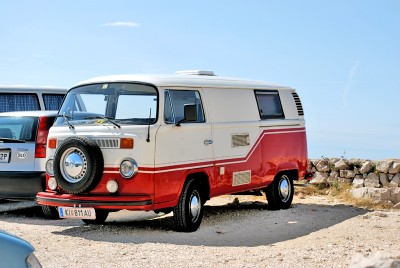 bus_kroatien.jpg (359.58 KiB) 1526 mal betrachtet Man beachte den Abstand zwischen Stossstange und Reserverad - wenn man genau schaut, sieht man auch den Halter unter dem Reserverad.