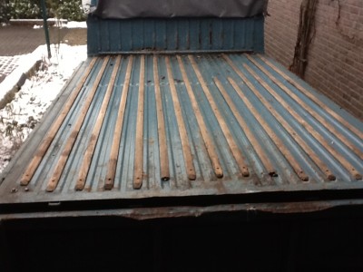 15.JPG (251.39 KiB) 1174 mal betrachtet Gesamtansicht einer Pritsche. Nur in jeder zweiten Reihe befindet sich eine Holzleiste. Ich Tippe auf Eschenholz.