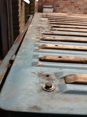 12.JPG (283.06 KiB) 1174 mal betrachtet Die Längen der Leisten sind den Längen der Metallwülste angepaßt, da wo die Schräge der Metallwulst endet fängt die Holzleiste an. Der Winkel der Schrägen ist bei den Metallwülsten und bei den Leisten gleich.