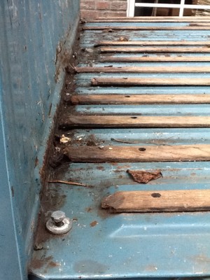 Auf der Fahrerhausseite enden nur die gekürzten Leisten angeschrägt und auch da mit den Metallwülsten. Die langen Leisten enden rechtwinklig am Ende der Metallwulst. Für den Regenwasserabfluss ist das aber zu nah an der Wand, weswegen alle langen Leisten an dieser Seite abgegammelt sind. Wenig hilfreich waren bei mir  zwei Siebdruckplatten vollflächig verschraubt unter denen sich an dieser Stelle die Feuchtigkeit über Jahre gespeichert hat.
