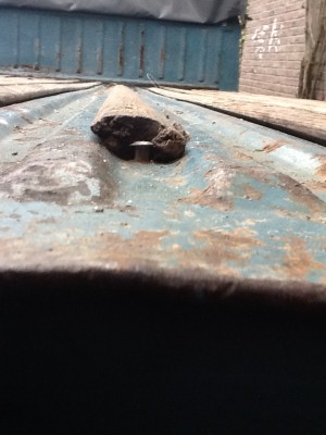 Foto 3.JPG (242.28 KiB) 1174 mal betrachtet Gehalten werden die Leisten durch versenkte Nieten