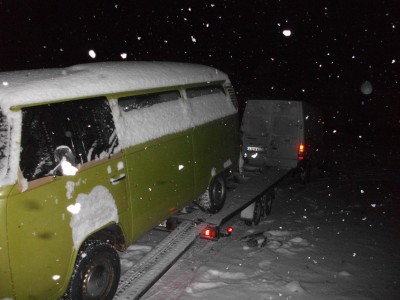 hier mein ehemliger T2b-Automatic bei der Abholung vor 14 Tagen ausgerechnet bei 15cm Neuschnee nach einer Nacht in Oberschwaben - der Abholer aus Norddeutschland hatte seine wahre Freude................ (es ist viel einfacher beim Aufladen und Verzurren zuzuschauen als dies selbst zu machen.....)