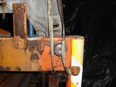 Befestigungspunkt für an die Fahrerhausrückwand