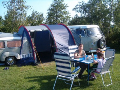 Hindeloopen ChrHimm07_001.JPG (129.75 KiB) 72040 mal betrachtet Die Mädels schlafen im Bulli, die Männer in der Leiche, dazwischen ist das Wohnzimmer