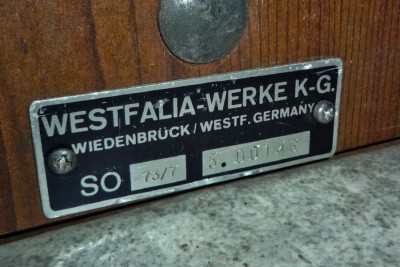 eingebaute, wahrscheinlich falsche Sitzbank