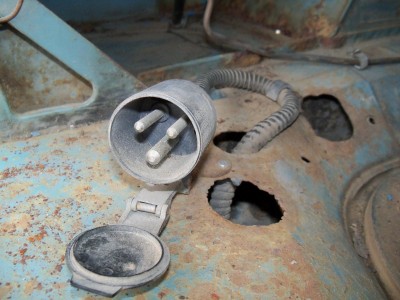 1. Stecker im Motorraum, Kabel geht zum Oeldeckel unten mit der Ablassschraube. Auf dem Stecker steht 16A-6h/220-240V was ist das?