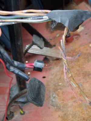 Nach unten aus dem Stecker in den Kabelbaum braun. Wo führt dieses Kabel hin? Es ist nicht mehr zu erkennen.