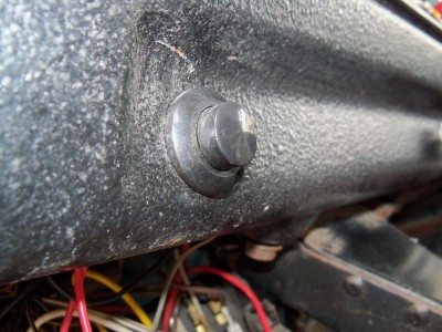 Druckknopf, vieleicht Starter? Ein Kabel lose, wohin?, ein Kabel im Sicherungskasten auf dem dicken roten Kabel.