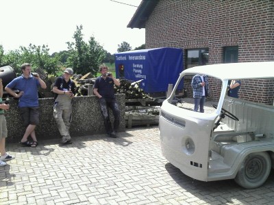 lackierer und schaulustige bierwegtrinker
