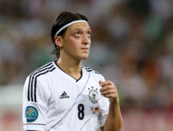 Mesut Özil nachdenklich DFB.336x255.jpg