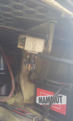 Starterbatterie und Kabel die von vorne kommen