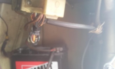 winziges braunes Kabel, welches auch von &quot;vorne&quot; kommt, um die beiden schwarzen Kabel gewickelt, nicht an diesem Kabelverteiler-Kasten angeschlossen