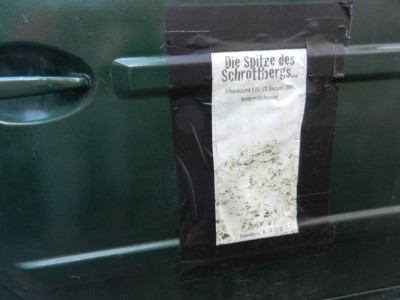 hier pappt noch ein alter Flyer von 2009 an der Kübeltür