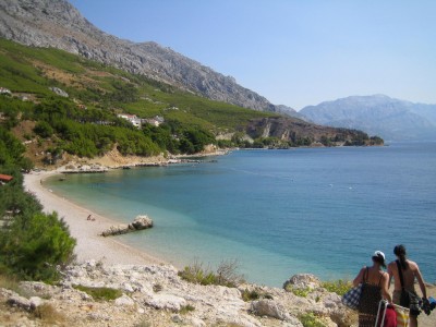 Der Strand am Campingplatz in Omis