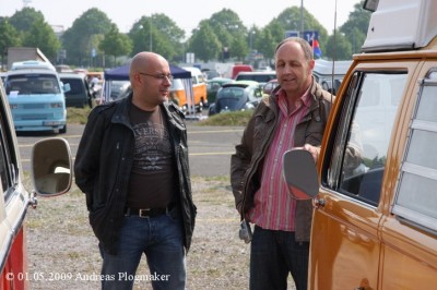 Kai &quot;sierragelb&quot; und Klaus &quot;clipperfreak&quot; beim Fachsimpeln über originale oder nicht originale Aufkleber am Westfalia.