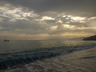 Strand in Finale Ligure, super klares und blaues Wasser dank Kieselstrand!