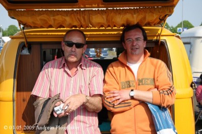 Klaus &quot;clipperfreak&quot; und Harald &quot;Harald*393&quot; schützen ihr lichter werdendes Haupthaar vor der knalligen Sonne.