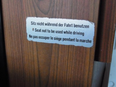 Aufkleber hinter dem Schrank (hinter Fahrersitz)