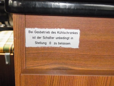 Unterhalb der Spüle, über der Kühlschranktür.