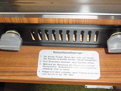 Aufkleber auf ausgeklappte Kocherklappe