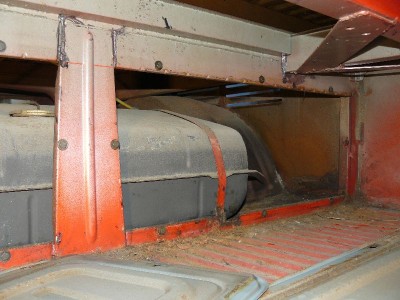 P1240546_20121026.JPG (115.78 KiB) 15830 mal betrachtet Der (leere) Tank muss auch raus