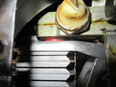 Zwischenraum zwischen Motor und Ölkühler