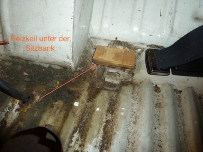 P1080341.JPG (110.76 KiB) 8770 mal betrachtet Bereich Sitzbank hinten, Bereich Radlauf mit Keil, darunter Befestigung für Sitzbank (spezielle Schraube mit Kopfplatte)