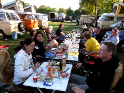 wie eine Riesen-WG beim Abendbrot...