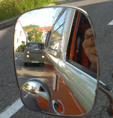 BW-Bus mit Deutschlandfahne