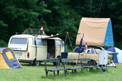 Der Trabi mit Hotel Sachsenruh ist meiner Schwester ihrer. Ham halt alle einen an der Waffel. ;o)
