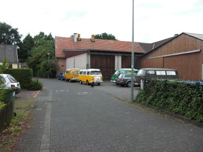 Doppelsuchbild:<br />1. Wo ist das Vorserienmodell(T1) versteckt?<br />2. Wer ist mit dem falschen Fahrzeug angereist?