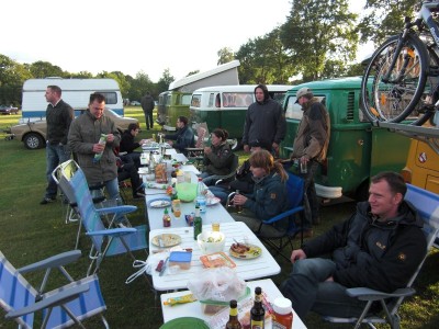 Gemeinsames Grillen! Die Truppe wird größer.