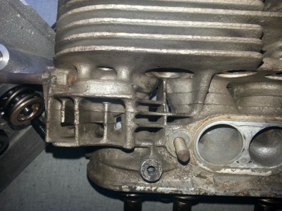 20140222_113741.jpg (420.04 KiB) 2051 mal betrachtet Original mit vielen Durchlässen zwischen Auslass- + Ansaugkanal